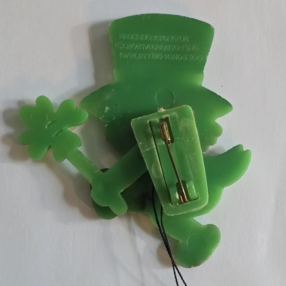 Vintage Leprechaun brooch 1978 Creative Creations Waving St Patrick’s Day - Picture 8 of 11